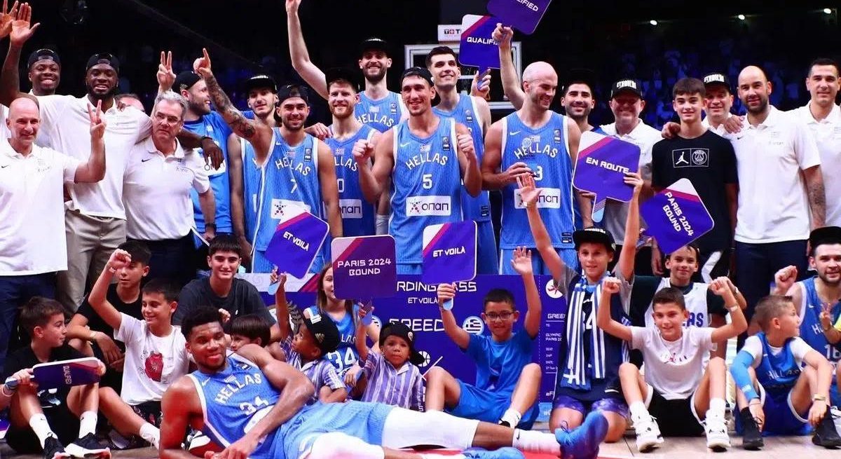 Η Εθνική Ελλάδος μπάσκετ πανηγυρίζει την πρόκριση στους Ολυμπιακούς Αγώνες του Παρισιού 2024