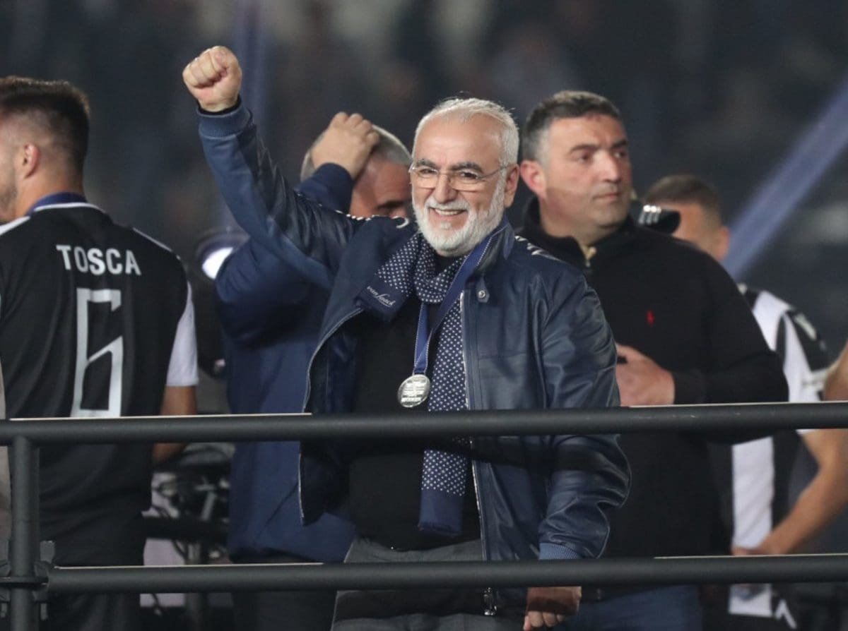 Ο Ιβάν Σαββίδης πανηγυρίζει σε παιχνίδι του ΠΑΟΚ