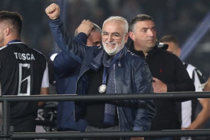 Ο Ιβάν Σαββίδης πανηγυρίζει σε παιχνίδι του ΠΑΟΚ