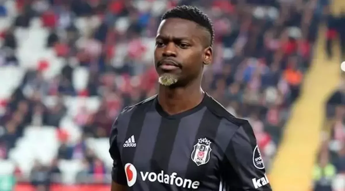 Ο Νικολά Ισιμάτ-Μιρέν με τη φανέλα της Μπεσίκτας, πριν τη μεταγραφή του στην Athens Kallithea.